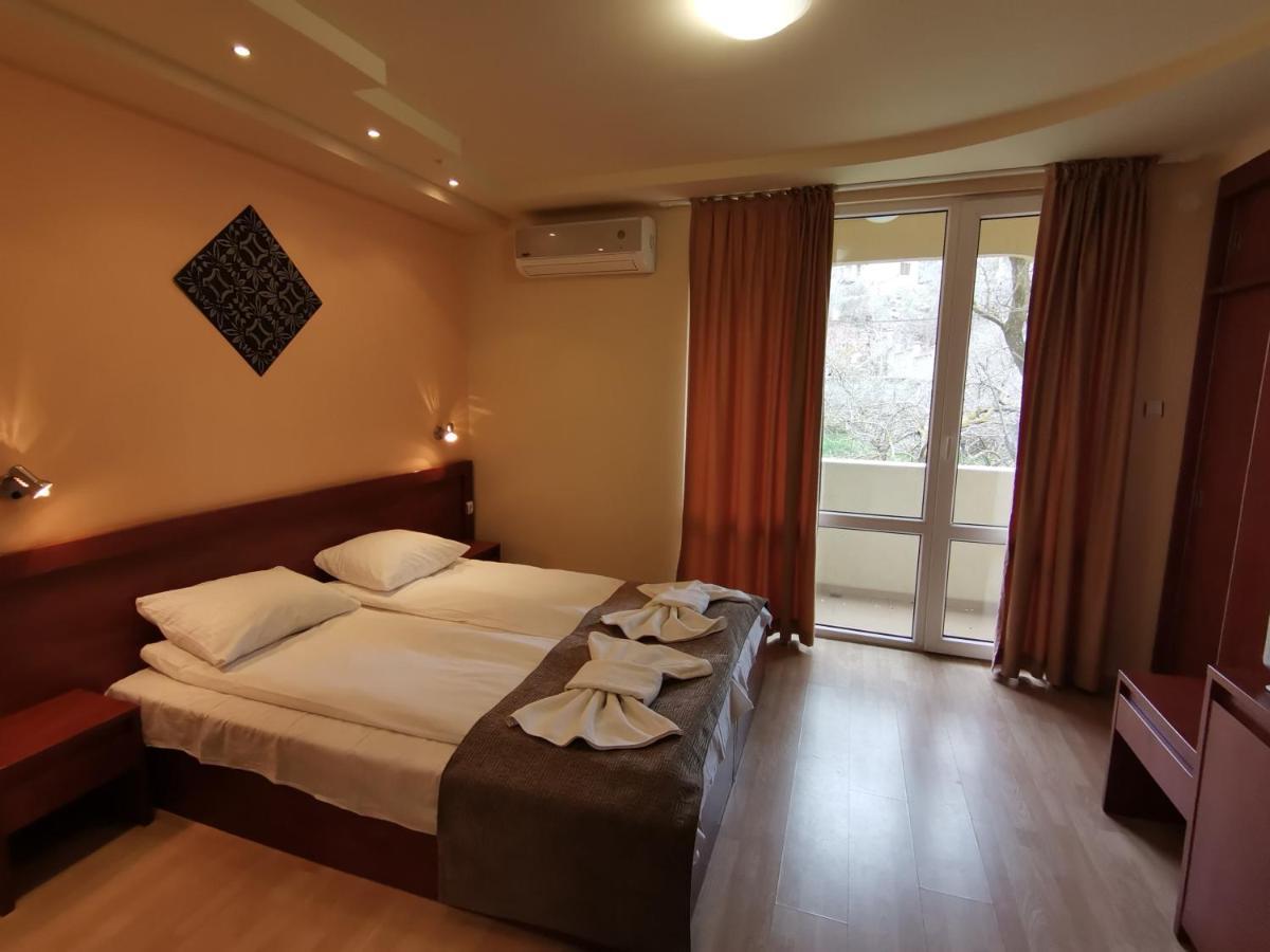 Hotel Paris Baltsjik Buitenkant foto