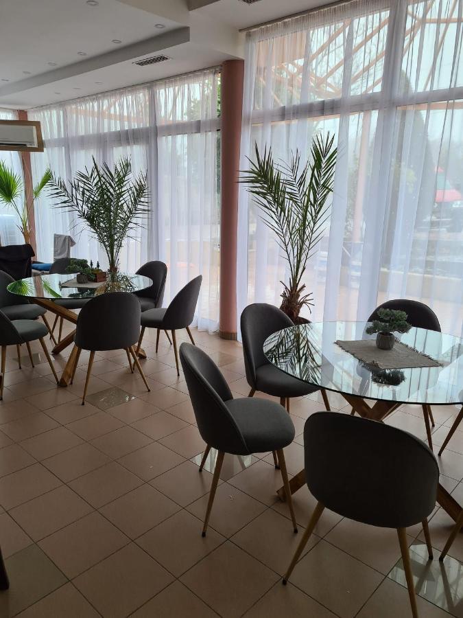 Hotel Paris Baltsjik Buitenkant foto